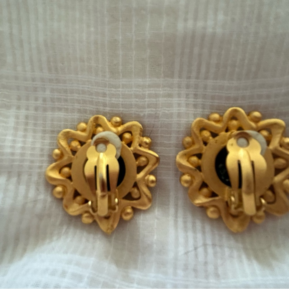 Beautiful clip on vintage Leslie Block earrings
Quality stones - Picture 3 of 4